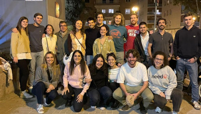 Fotografía de los voluntarios de Need-Ü repartiendo comida por Barcelona