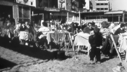 Barceloneses disfrutando de los chiringuitos, antes de su demolición en 1991