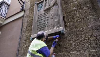 Retirada de la placa de la casa natal de Pemán, en una imagen de archivo

REMITIDA / HANDOUT por AYUNTAMIENTO DE CÁDIZ
Fotografía remitida a medios de comunicación exclusivamente para ilustrar la noticia a la que hace referencia la imagen, y citando la procedencia de la imagen en la firma
18/6/2021