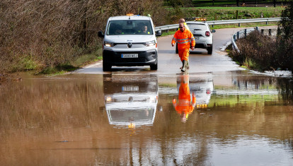 Las intensas lluvias caídas en las últimas horas han provocado el corte de varias carreteras en Ciudad Rodrigo (Salamanca), debido al desbordamiento de agua en la calzada.