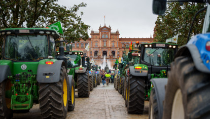 Tractorada en la plaza de España como protesta contra el acuerdo con Mercosur