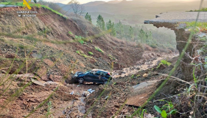 El coche accidentado en el socavón que ha quedado en la carretera CC-428