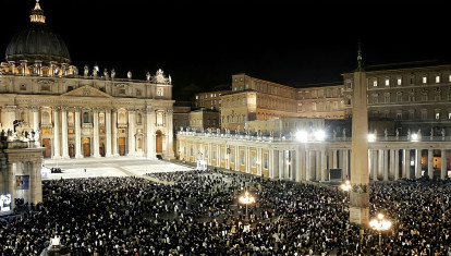 La noche del 2 de abril de 2005, miles de fieles se reunieron frente al Palacio Apostólico donde fallecía Juan Pablo II