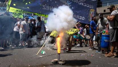 AME4029. BUENOS AIRES (ARGENTINA), 11/02/2026.- Personas participan en una manifestación este miércoles, en la Plaza del Congreso en Buenos Aires (Argentina). El Senado de Argentina comenzó el debate del proyecto de ley de modernización laboral, propuesta por el Gobierno del presidente Javier Milei, al tiempo que las protestas comienzan a extenderse por Buenos Aires y las principales ciudades argentinas. EFE/ Juan Ignacio Roncoroni