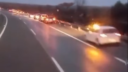 Imagen de coches parados a causa del mal estado de las carreteras