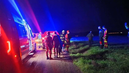 La UME rescata a un matrimonio mayor aislado por la crecida del arroyo en una aldea de Fuente el Fresno