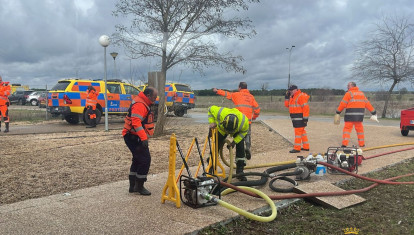 Evacuación de los internos de una residencia de ancianos en Aldeamayor de San Martín (Valladolid) por inundación en las instalaciones