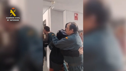 Así ha sido el reencuentro de los jóvenes atrapados en el fuego con la Guardia Civil