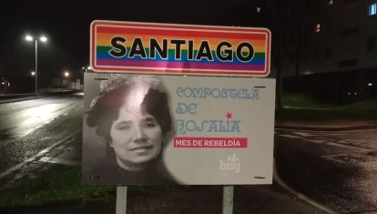 Cartel del BNG sobre una señal vial en Santiago de Compostela