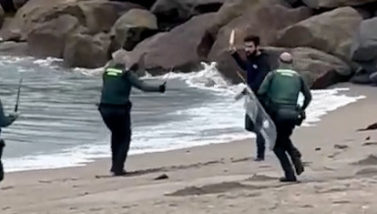 Tensión en Burela: la Guardia Civil reduce a un joven armado con cuchillo en O Portelo