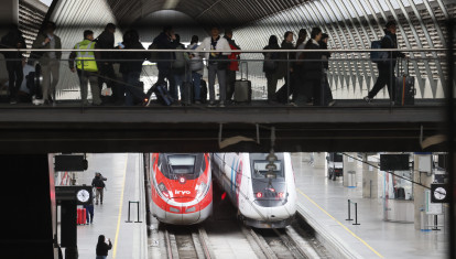 Varios pasajeros en los andenes del AVE en la estación de Santa Justa en Sevilla este martes