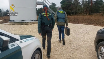 Detenidos por homicidio imprudente los dos amigos del joven fallecido en un aerogenerador en Burgos

REMITIDA / HANDOUT por GUARDIA CIVIL
Fotografía remitida a medios de comunicación exclusivamente para ilustrar la noticia a la que hace referencia la imagen, y citando la procedencia de la imagen en la firma
17/2/2026