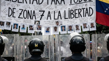 Pancarta que exige la liberación de los presos de las cárceles cubanas