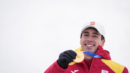 Oriol Cardona celebra su oro olímpico en los Juegos de Invierno Milán-Cortina