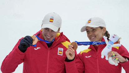Los medallistas en relevo mixto Oriol Cardona Coll y Ana Alonso Rodríguez de España celebran el bronce
