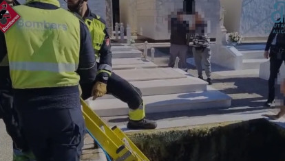Imagen del rescate del trabajador del cementerio de Torrevieja herido