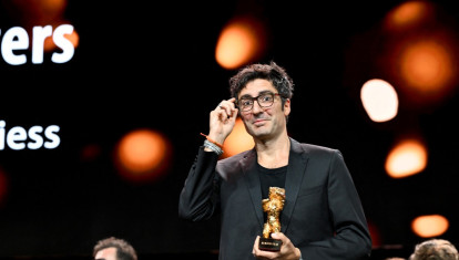 El director de cine alemán İlker Catak sostiene el Oso de Oro a la Mejor Película por 'Yellow Letters'