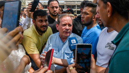 Juan Pablo Guanipa habla con un periodista rodeado de simpatizantes frente a la Basílica de la Virgen de La Chinita en Maracaibo