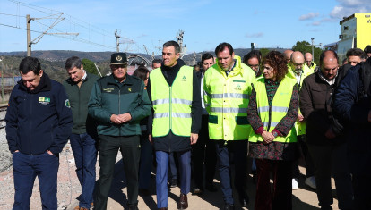 Pedro Sánchez, Óscar Puente y María Jesús Montero, en la zona del accidente ferroviario de Adamuz


Pool Moncloa/Fernando Calvo
19/1/2026
