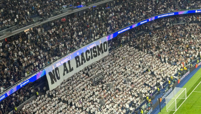 Pancarta de 'No al racismo. Respect' en el Bernabéu