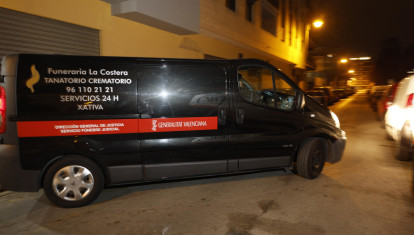 Imagen del traslado de los restos mortales de Tejero tomada anoche en la localidad valenciana de Alzira