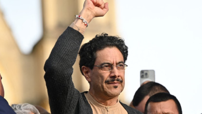 Iván Cepeda puño en alto ante sus seguidores del Pacto Histórico