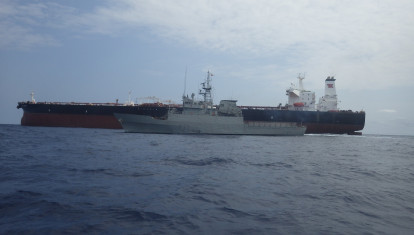 El patrullero Serviola durante una misión de verificación y control del tráfico marítimo