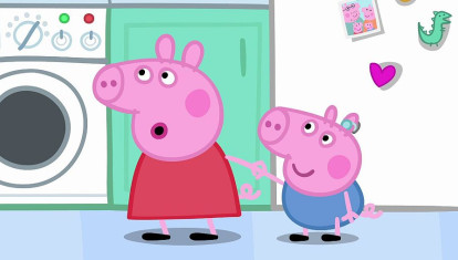 Fotograma de la serie, donde se puede ver a George Pig con un audífono