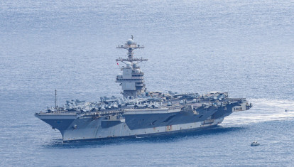 El portaaviones más grande del mundo, el USS Gerald R. Ford llega a la base de Souda, en Creta