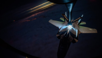 Un F-35 Lightning II de la Fuerza Aérea de Estados Unidos reposta combustible en pleno vuelo durante una misión de combate en la Operación Furia Épica