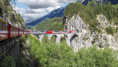 El Glacier Express a su paso por el viaducto Landwasser