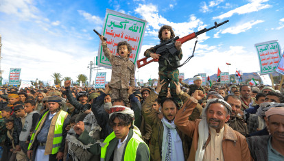 Simpatizantes hutíes portan armas durante una manifestación en la capital de Yemen, Saná