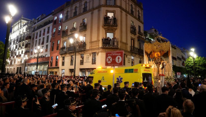 Secuencia de la ambulancia del 061 por la avenida de la Constitución esquina con calle Alemanes.

JOAQUÍN CORCHERO / EUROPA PRESS
29/3/2026