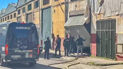 La Policía Nacional española cromprueba este domingo una de las dos naves enlazadas entre sí un posible narcotúnel