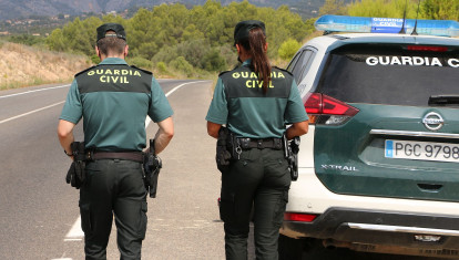 Una patrulla de la Guardia Civil junto al vehículo oficial