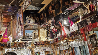 El interior del local con decoración de Semana Santa