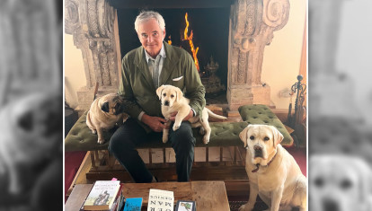 Jaime Patiño, conde de Teba, posa junto a sus perros