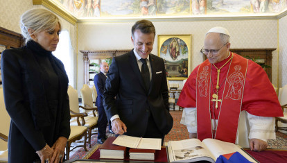 Emmanuel Macron con Brigitte y el Papa Leon XIV