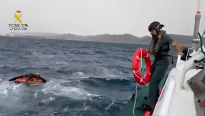 El vídeo del rescate de un surfista a casi 3 kilómetros de la costa del Cabo de Gata en Almería