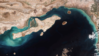 Estrecho de Ormuz que muestra la península de Musandam de Omán al sur e Irán al norte