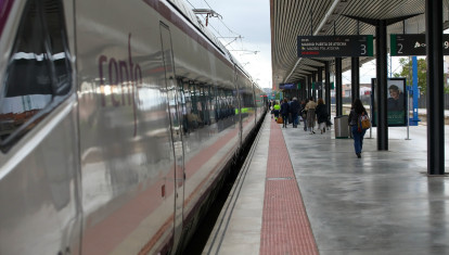 (Foto de ARCHIVO)
Pasajeros de trenes Renfe efectúan el embarque con regularidad tras el robo de cable de línea efectuado el pasado 4 de mayo, a 5 de mayo de 2025, en Toledo, Castilla-La Mancha (España). Renfe ha aumentado a 30 los trenes afectados con 10.700 viajeros que han quedado paralizados o han llegado con demora a su lugar de destino por el robo de cable de línea de alta velocidad Madrid-Sevilla que se ha producido en cuatro puntos diferentes a su paso por la provincia de Toledo.
Juanma Jiménez / Europa Press
05/5/2025