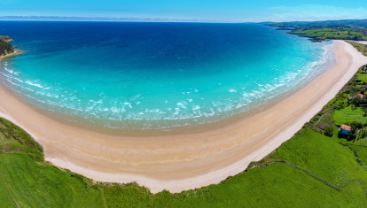 Vista aérea de la playa de Oyambre en un día soleado
