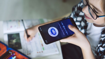 Un niño utilizando un chatbot de IA mientras hace los deberes