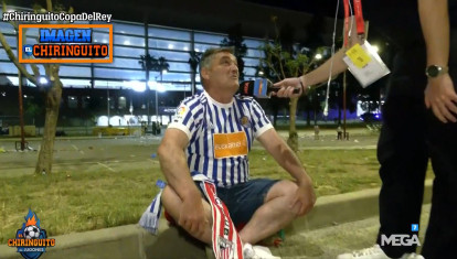 Iñigo, aficionado de la Real Sociedad, se quedó fuera del estadio y le cedió su entrada a su mujer y a su hija