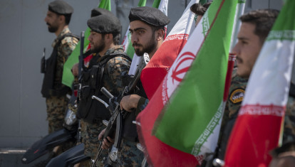Agentes de la policía iraní montan guardia en las afueras de una plaza durante una manifestación progubernamental