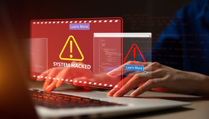 Alerta de sistema hackeado después de un ataque cibernético en la red informática