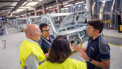 El alcalde de Valladolid, Jesús Julio Carnero, visita la factoría Iveco, en una imagen de archivo