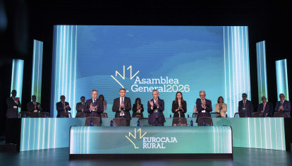 TOLEDO, 24/04/2026.- El presidente de la Comisión Ejecutiva de Eurocaja Rural, Javier López Martín (c), entre otros y otras, durante la asamblea general ordinaria de Eurocaja Rural este viernes, en Toledo. EFE/ Ángeles Visdómine