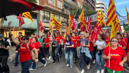 Imagen del paso del 'Correllengua Agermanat' con esteladas independentistas por el centro de Valencia.