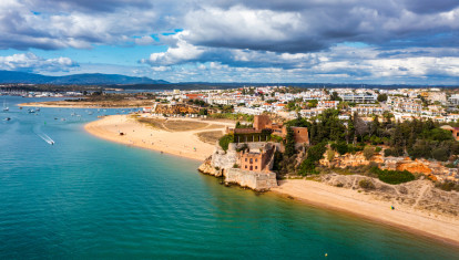 Vista de Ferragudo con su playa, el castillo y el río Arade